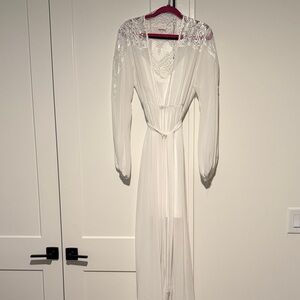 Elegant White Lace Trim Robe
